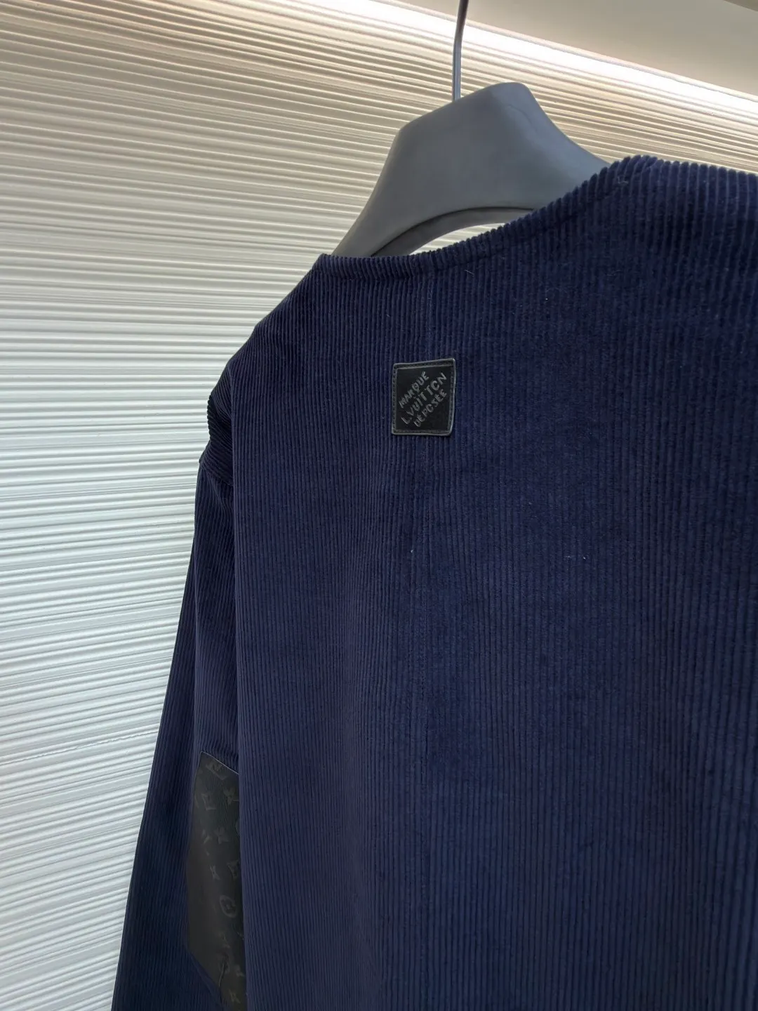 LOUIS VUITTON Corduroy V-neck long-sleeved jacket ●Original version: Purchased and developed at 20700 ●Item number: 1682377-C00 ●Fabric: corduroy fabric ●Technology: Fabric fermentation washing ●Color: navy ●Version: fitted version ●Weight: about 875 grams ●Size: 46-48-50-52 ●Description: This Louis Vuitton corduroy V-neck jacket is made of 32-pit high-density combed corduroy fabric, which has been treated with an enzyme washing process. The velvet strips are full and neat and soft to the touch. The fabric has been preshrunk and anti-static at the same time, making it less prone to static electricity when worn and having a stable shape. The body adopts three-dimensional tailoring to create a simple V-neck shape. The collar is designed without interlining to better fit the neck line. The custom metal buttons on the placket are matte electroplated to form a texture contrast with the navy corduroy. The brand logo on the chest adopts template embroidery technology, with precise pattern positioning, dense stitching and no skipping. The front patch pocket is hand-wrapped, and the bag mouth is smooth and wear-resistant. The side seams and shoulder seams are reinforced with double-needle stitching, with 11 stitches per inch. The inner lining is made of breathable cotton blend material. The overall craftsmanship takes into account the retro texture of corduroy, the brand's exquisite retro texture, and the brand's exquisite details. The overall wiring is straight and delicate, the fabric is comfortable and soft, and the color is consistent without color difference. It can be matched with the same style to create a fashionable look and control various occasions. Customized accessories, complete with three standards, same style for men and women!